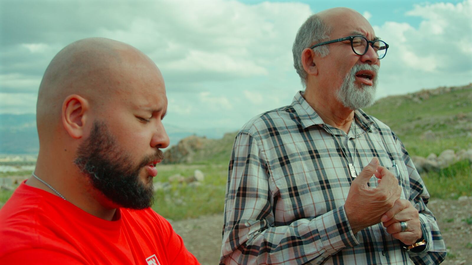 Entrevista em uma área rural, com o apresentador escutando